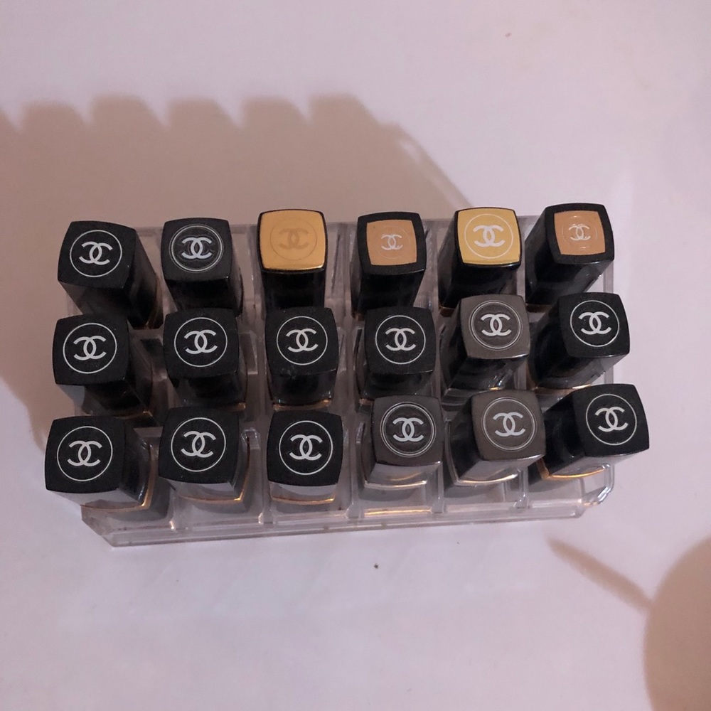 18 CHANEL Lipsticks + display case